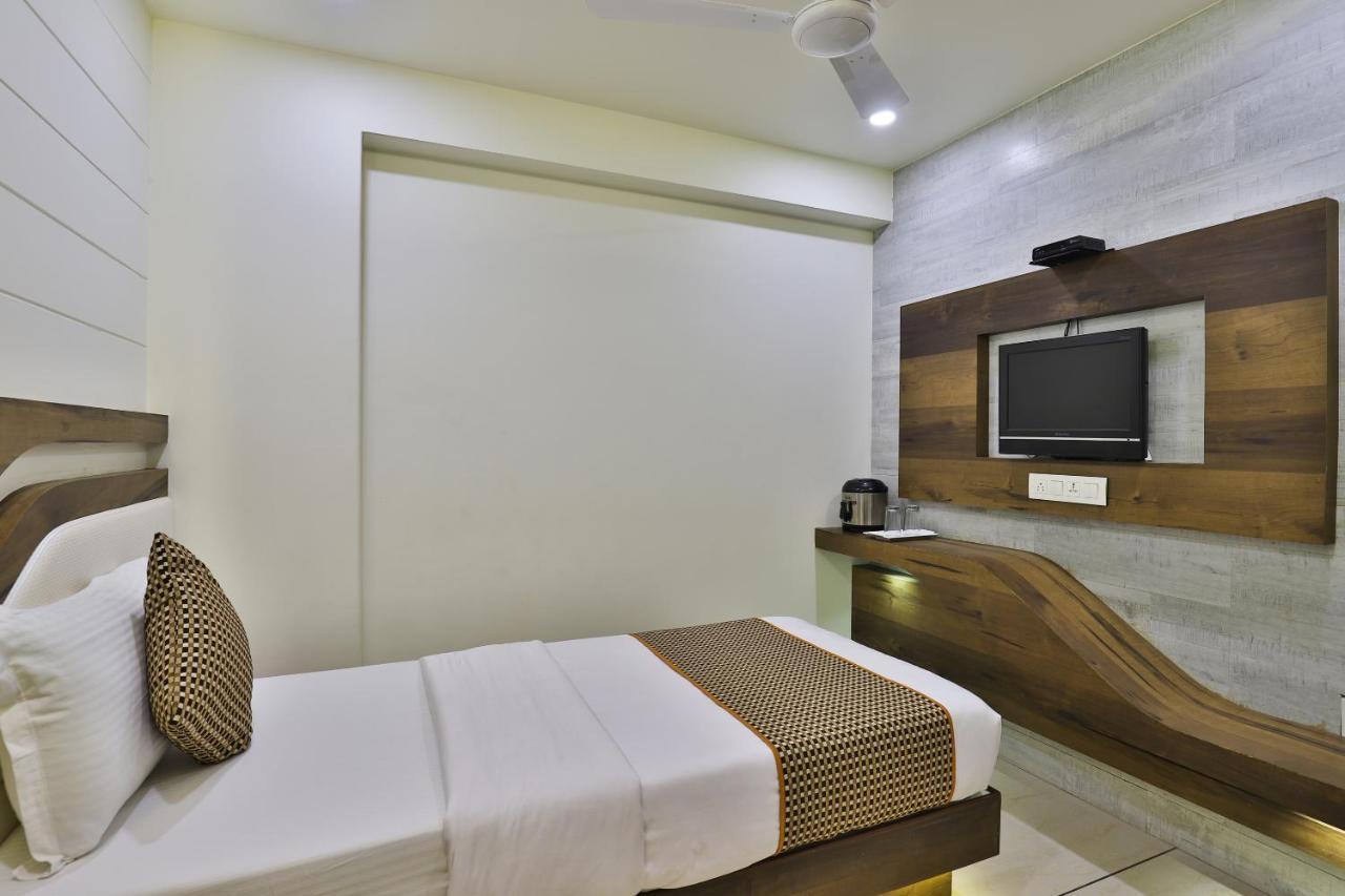 Hotel Pearl Vadodara Exterior foto