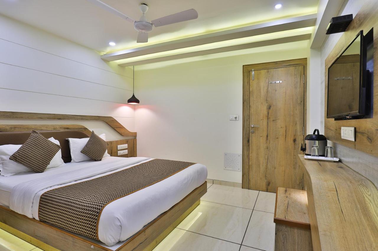 Hotel Pearl Vadodara Exterior foto
